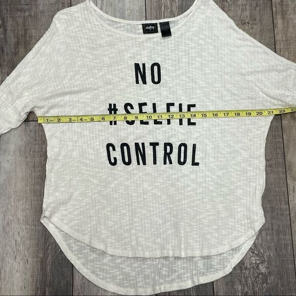 Daytrip Off-white With Black Letters “No Selfie Control” Batwing Sleeve Blouse L - Picture 11 of 15